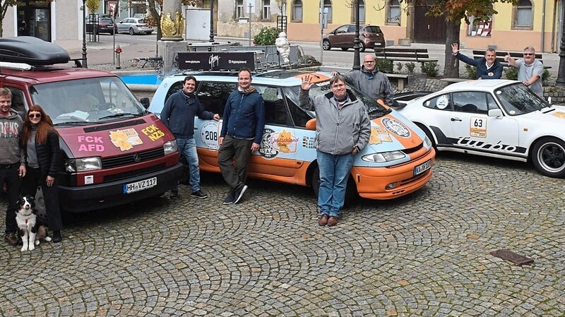 Drei von über 100 Fahrzeugbesatzungen, die sich auf die Deutschland-Rallye eingelassen haben.