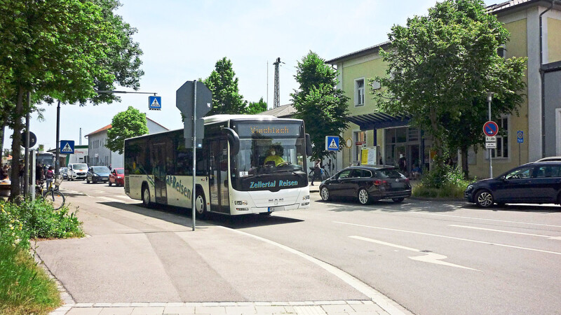 Der Bus der Linie 15 mit Ziel Viechtach verlässt den Bahnhofsvorplatz in Straubing - aufgenommen unter der Woche, wenn mittags die Schüler gefahren werden. Diese Linie für einen Ausflug in den nördlichen Landkreis zu nutzen ist zwar möglich, doch das Angebot ist dünn.