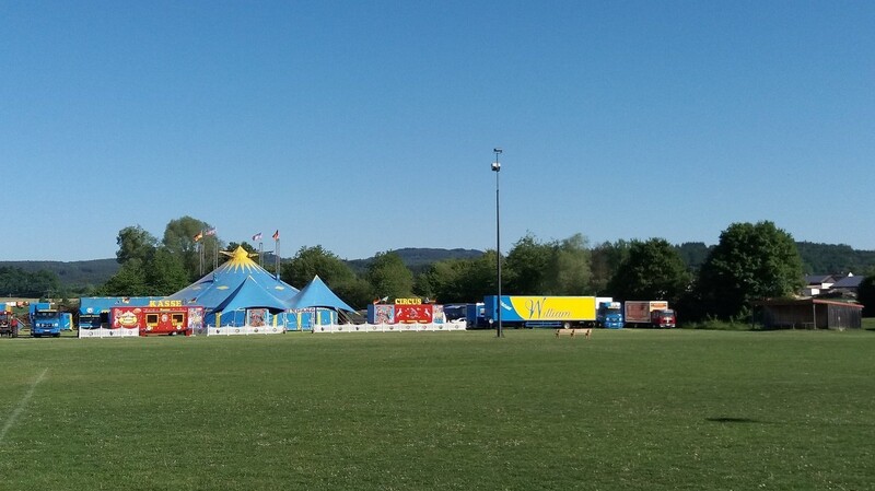 In Wiesent hat sich der Zirkus niedergelassen - allerdings ohne vorher beim Sportverein um Erlaubnis zu fragen.