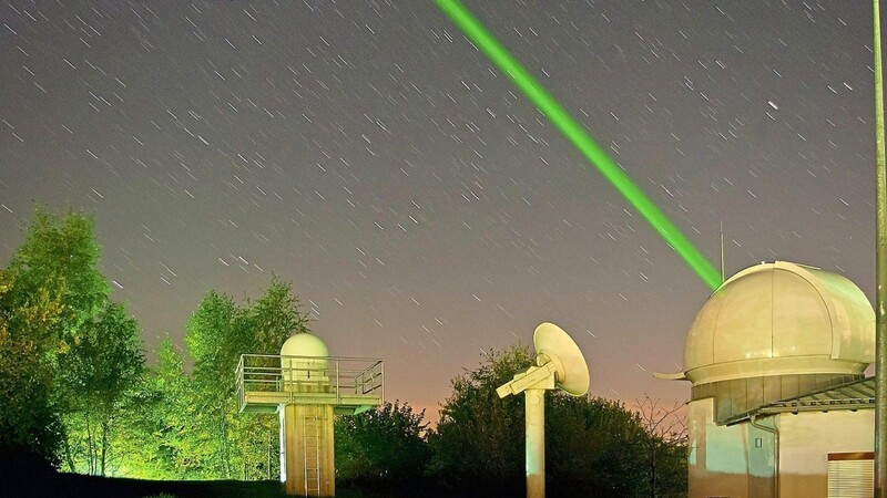 Das Wettzell Laser Ranging System (WLRS) bei Nacht.