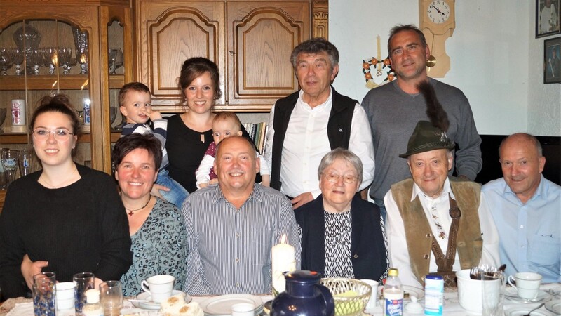 Unter die vielen Geburtstagsgäste mischten sich die Gratulanten der Gemeinde und der Pfarrei, die Elisabeth Seidl (dritte von rechts) hochleben ließen. Mit im Bild sind Vertreter aller Generationen ihrer großen Familie.