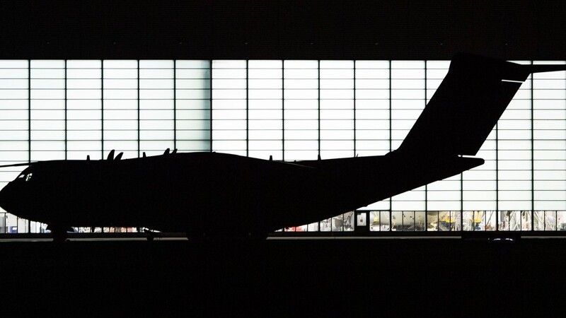 Das erste Bundeswehrflugzeug hat den Evakuierungseinsatz in Afghanistan unter schwierigen Bedingungen auf dem Flughafen Kabul begonnen. Nach stundenlanger Verzögerung und Warteschleifen in der Luft konnte der A400M in der Nacht zu Dienstag dort landen.