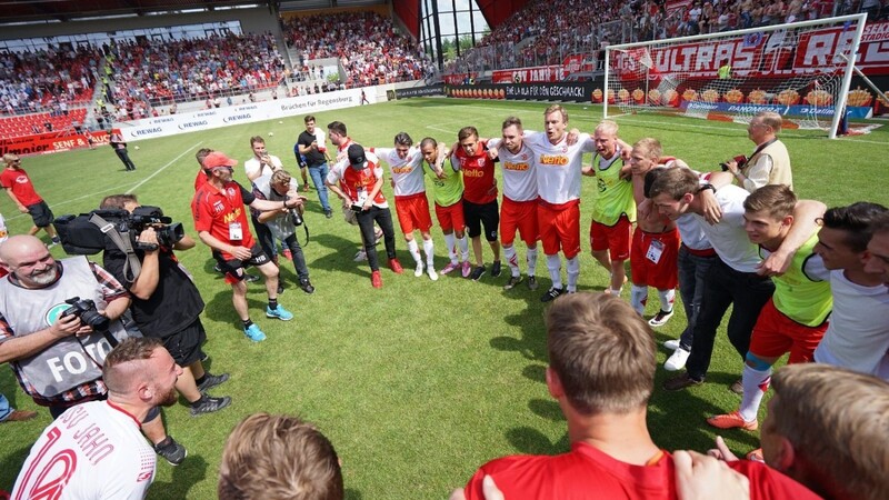 Die Feierlichkeiten rund um den Aufstieg führen die Jahn-Mannschaft am Montagabend auf den Haidplatz, wo mit den Fans gemeinsam gefeiert werden soll.