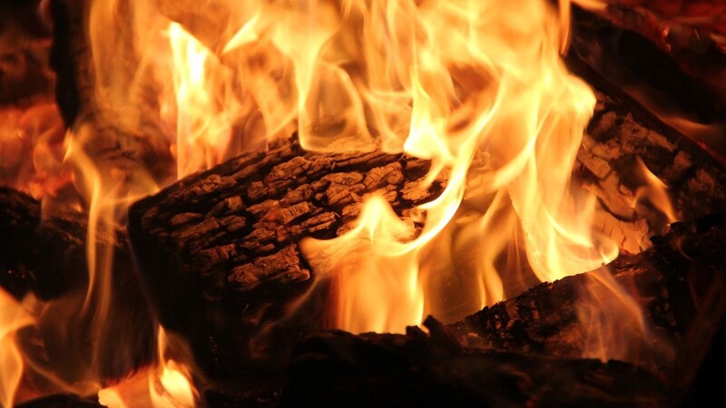 Die angenehmste Art zu heizen: Kaminfeuer. (Symbolbild)