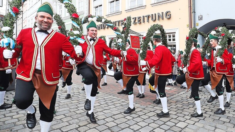 Die Schäffler tanzen vor der "Landshuter Zeitung" in der Altstadt.