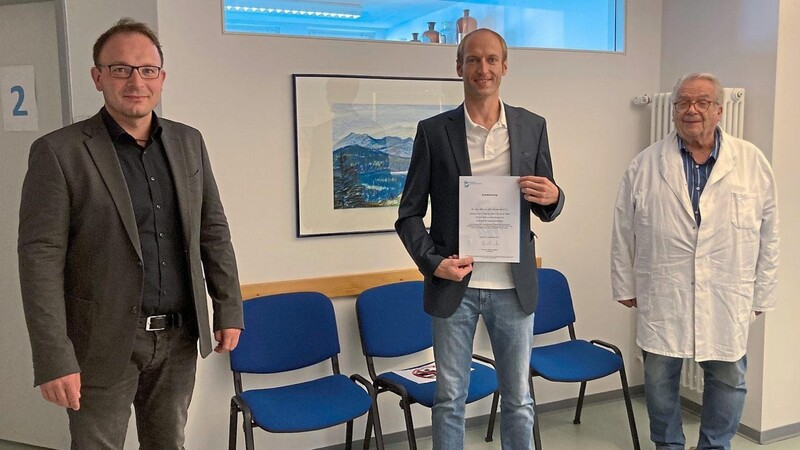 Bürgermeister Martin Stoiber (links) überbrachte Dr. Michael Igl (Mitte) die Glückwünsche zur bestandenen Facharztprüfung. Mit dabei auch Dr. Hans-Jürgen Moser.