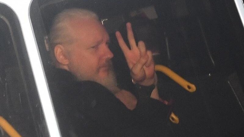 Der Gründer der Enthüllungsplattform Wikileaks, Julian Assange, ist wegen Verstoßes gegen seine Kautionsauflagen in Großbritannien zu 50 Wochen Gefängnis verurteilt worden.