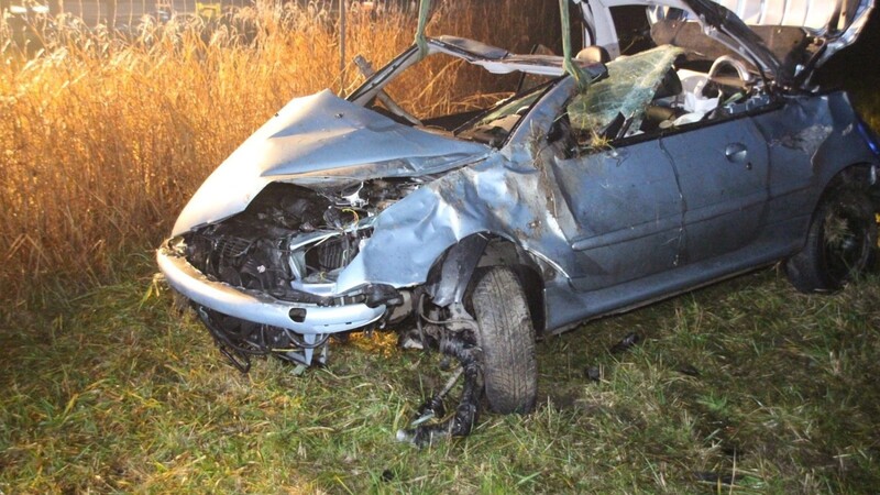 Dass der Fahrer diesen Unfall ohne schwerere Verletzungen überstanden hat, grenzt beim Blick auf das Wrack seines Autos an ein Wunder.