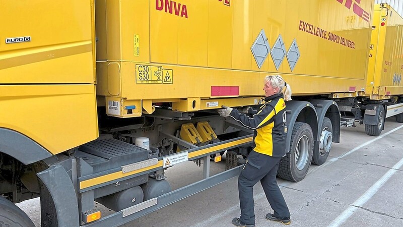 Grit Hofmann packt an: Die Postangestellte hat bei ihrer Arbeit als Lastwagenfahrerin alles im Griff.