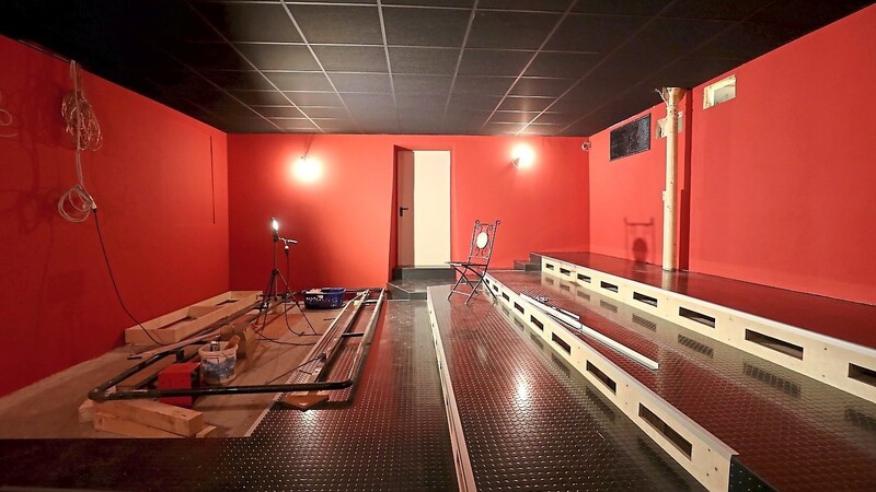 Die Wände im renovierten Kinoptikum sind jetzt rot.  Foto: Christine Vinçon