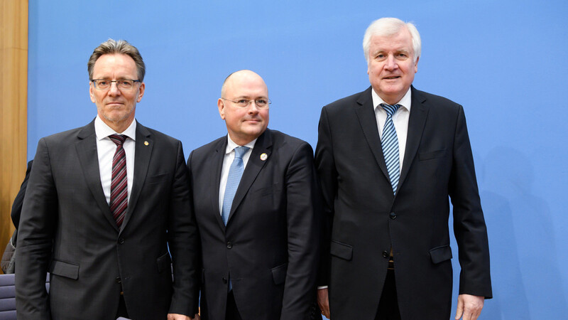 BKA-Präsident Holger Münch, BSI-Präsident Arne Schönbohm und Innenminister Horst Seehofer (v.l.) verkünden den Ermittlungserfolg in Berlin.