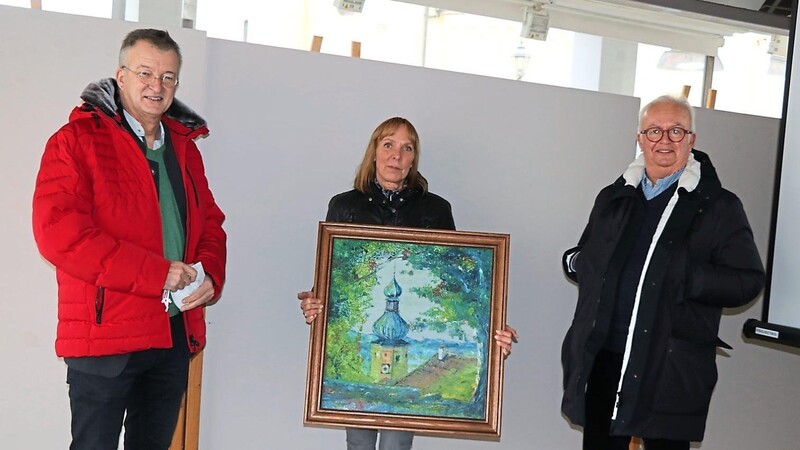 Bürgermeister Markus Ackermann, Kulturreferentin Heike Dannerbeck und Fotograf Hans Beer (von links) bei der Ausstellungseröffnung
