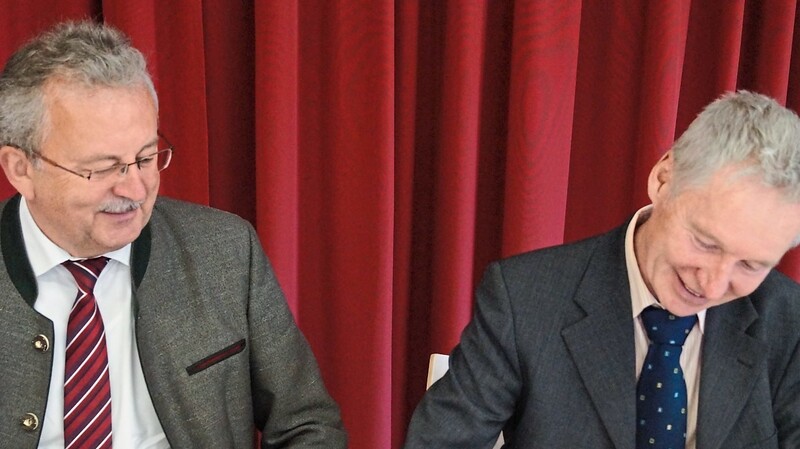 Landrat Josef Laumer (l.) und Karl-Heinz Weiss, Geschäftsführer der Dechant-Wiser-Stiftung, bei der Vertragsunterzeichnung.