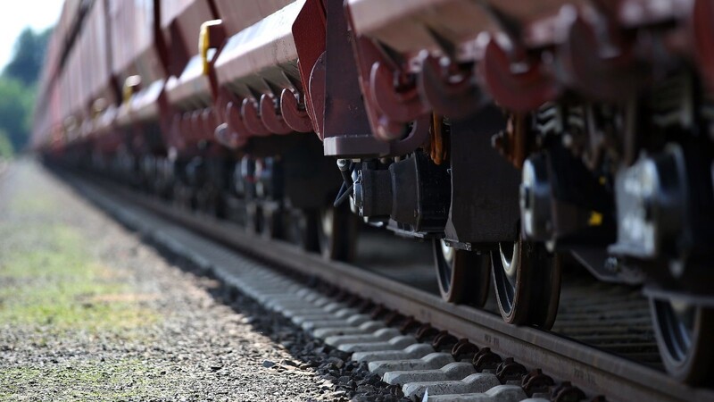 Bald könnten die Züge zwischen Plattling und Landshut auf zwei Gleisen fahren. Noch vor Weihnachten soll über den Schienenausbau entschieden werden. (Symbolfoto)