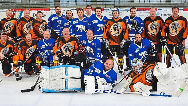 Die beiden Finalisten-Teams: die Eisbären Burgkirchen (blau) und der HC Black Tigers Eppan (orange) mit Schiedsrichter Ludwig Gürster (r.).