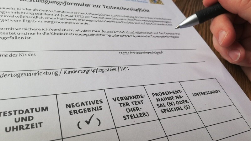 In Kitas, in denen mit Selbsttests daheim gearbeitet wird, müssen die Eltern eine Liste ausfüllen. Die Vorlage gibt es auf der Homepage des bayerischen Ministeriums für Familie, Arbeit und Soziales.