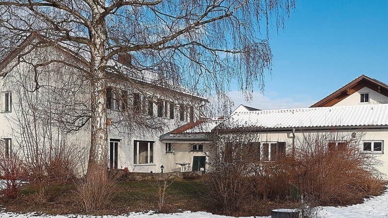 Die evangelische Kirchengemeinde in Osterhofen verkauft ihr Pfarrhaus aus den 1950er-Jahren.
