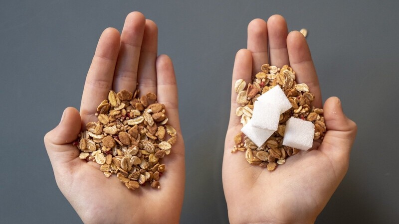 Bei Cerealien lohnt es sich, einen Blick auf die Nährwertangaben zu werfen. In manchen Müslis versteckt sich viel Zucker.