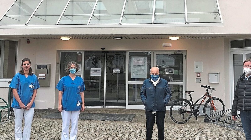 Petra Huber (links) und Katharina Kolmeder vom Palliativmedizinischen Dienst am Mainburger Krankenhaus mit Karsten Wettberg und Maureen Sperling (rechts) vom KKH-Förderverein.
