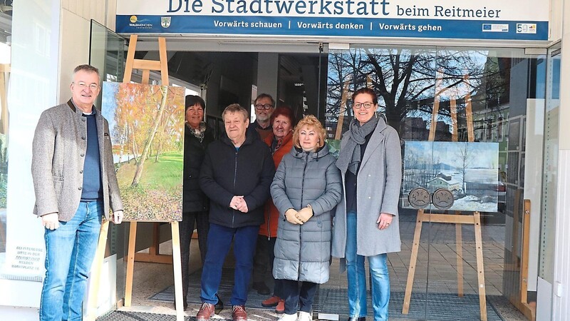 Claus Böhle (Dritter von links) und seine Frau Julia (Zweite von rechts) bei der Ausstellungseröffnung mit Bürgermeister Markus Ackermann (links), Tourismus-Chefin Carola Rieger (rechts) und Mitgliedern des Kulturkreises Waldmünchen