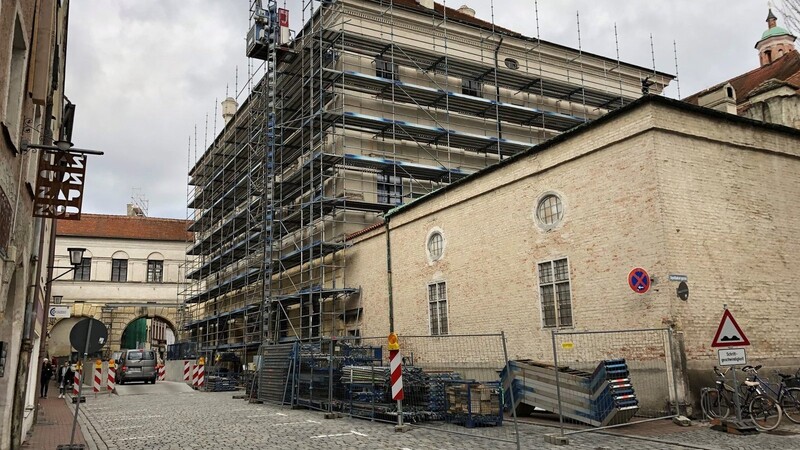 Die Fassaden der Residenz sind bereits eingerüstet, kommende Woche wird der Hochbaukran aufgebaut.