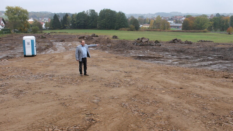 Bürgermeister Hans Eichstetter zeigt auf das Baugebiet in Willmering Ost dass zur Zeit erschlossen wird.