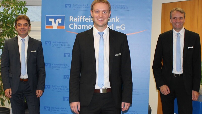 Der neue Rodinger Regionalleiter Michael Simml (Mitte) gemeinsam mit den Vorständen Reinhard Paulus (links) und Thomas Koch (rechts).