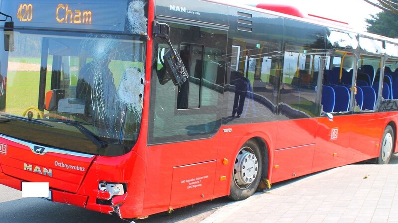 Reichlich ramponiert schaut der Bus nach dem Unfall aus.