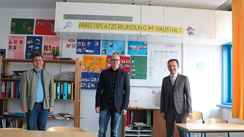 Vorsitzender des Schulverbands Stefan Baumgartner, Rektor Mario Kleinert und Bürgermeister Markus Hofmann (v. l.) freuen sich über die Inbetriebnahme der neuen Lüftungsanlagen an der Mittelschule.
