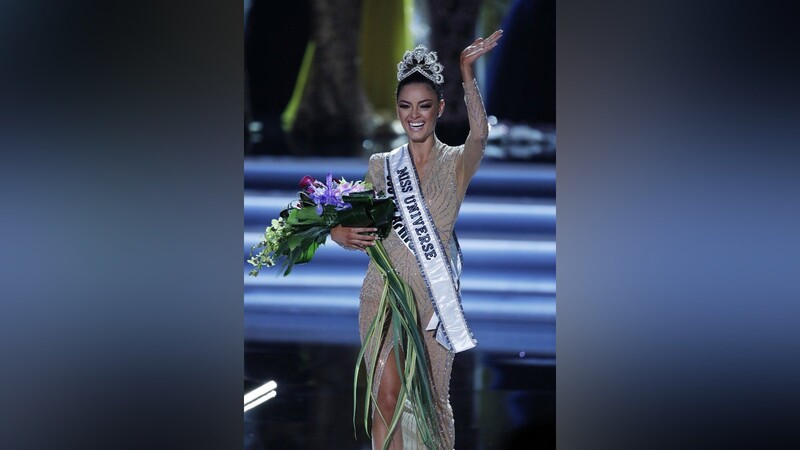 Die Südafrikanerin Demi-Leigh Nel-Peters jubelt am 26.11.2017 in Las Vegas, Nevada, USA, nachdem sie die Wahl zur Miss Universe 2017 gewonnen hat.