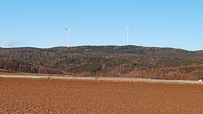 Die beiden Windräder im Windpark Schiederhof bei Wiesenfelden werden um ein weiteres ergänzt. Andere Standorte im Landkreis eignen sich hingegen kaum dafür, Windkraft zu nutzen.  Foto: Uschi Ach