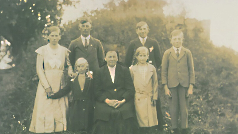 Josef Brunner (rechts) im Jahr 1934 oder 1935 mit seiner Mutter und einem Teil der Geschwister