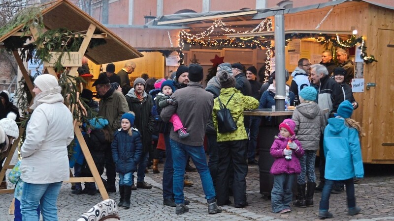 Bei einer Tasse Glühwein oder Punsch wärmten sich die Besucher des Weihnachtsmarktes auf.