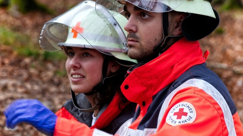 Ehrenamt hat viele Gesichter. Julia und Thomas engagieren sich beim Bayerischen Roten Kreuz.