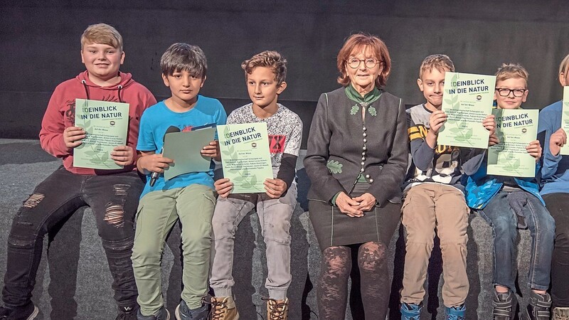 Die Schüler der Astrid-Lindgren-Schule zeigen nach der Siegerehrung des Wettbewerbs "Dein Blick in die Natur" stolz ihre Urkunden.