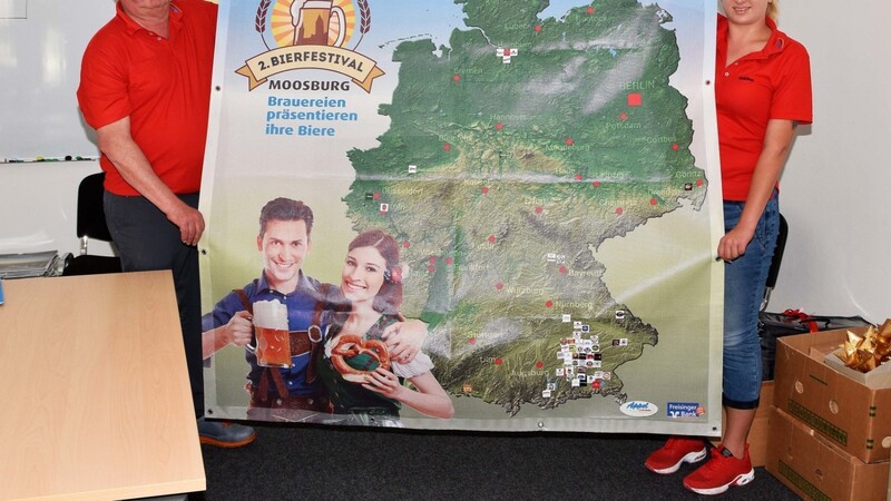 Veranstalter Jürgen Appel präsentiert anhand einer Landkarte die Vielfalt des 2. Moosburger Bierfestivals.