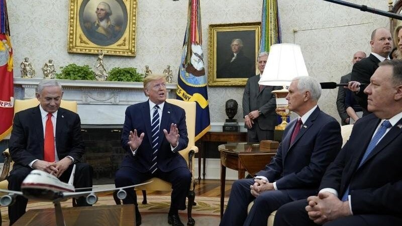 Treffen im Oval Office: Israels Ministerpräsident Benjamin Netanjahu, US-Präsident Donald Trump, Vizepräsident Mike Pence und Außenminister Mike Pompeo beim gemeinsamen Gespräch.