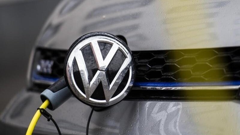 VW ist in Deutschland nach wie vor die zulassungsstärkste Marke. Auch Elektroautos verzeichnen zum Jahreswechsel einen deutlichen Anstieg, insgesamt betrachtet ist ihr Anteil aber noch immer gering. (Symbolbild)