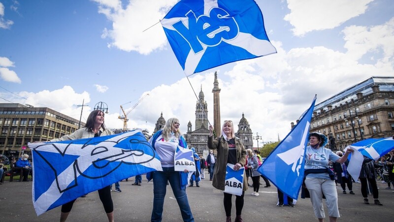 Demonstranten schwenken Fahnen während einer Kundgebung im Mai vergangenen Jahres für die schottische Unabhängigkeit auf dem George Square. Der Supreme Court hat entschieden, ohne die Zustimmung Londons ist ein neues Referendum nicht möglich.