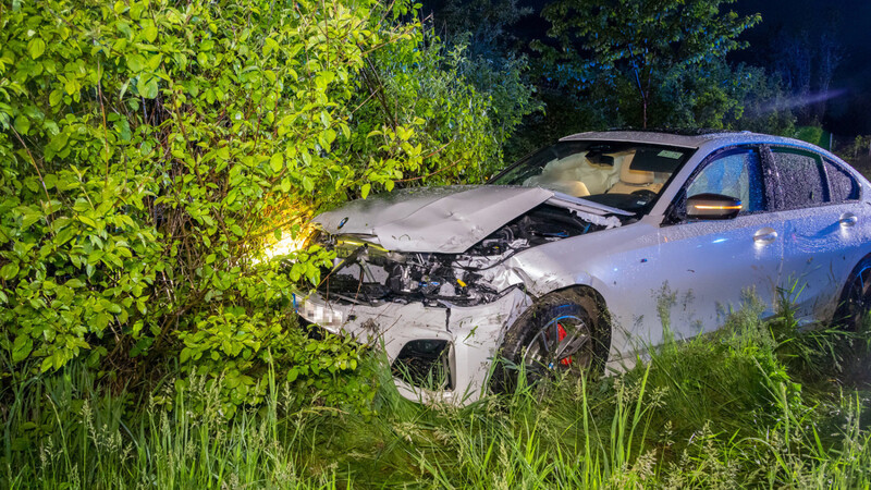 Auf der A92 bei Wallersdorf hat sich am Mittwochabend ein Unfall zwischen einem Auto und einem Krankentransport ereignet.