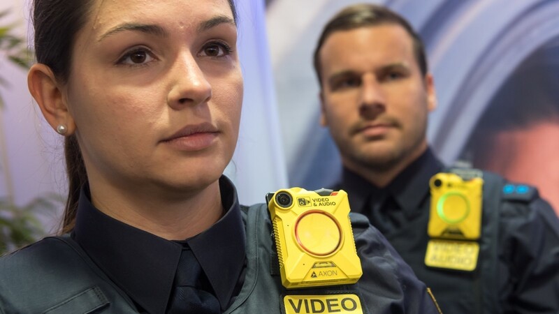 Die neuen Bodycams der bayerischen Polizei werden deutlich sichtbar am Körper getragen. Auch Polizisten aus Cham sollen demnächst auf sie zurückgreifen können.