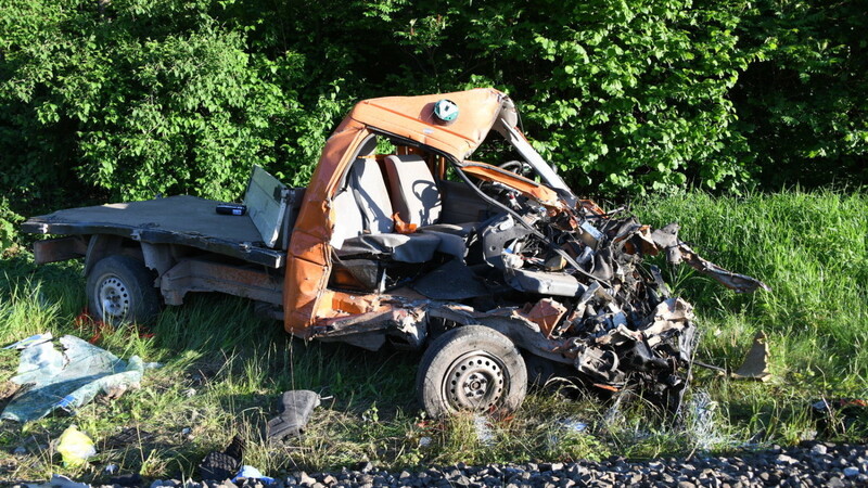 An einem Bahnübergang bei Höhenberg (Kreis Landshut) ist es am Montagabend zu einem schweren Unfall gekommen.