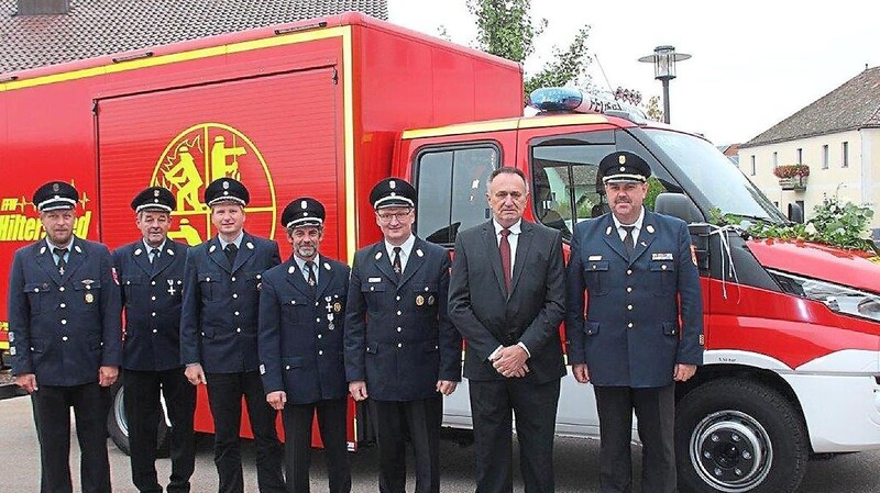 Bürgermeister Ludwig Wallinger mit Vertretern der Feuerwehr.