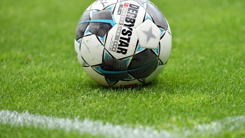 Ein Spielball liegt auf dem Rasen im Jahnstadion Regensburg.
