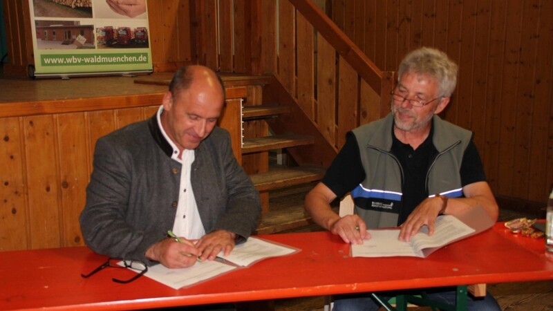 Josef Liegl (links) und Dr. Arthur Bauer unterzeichneten den Waldpakt.