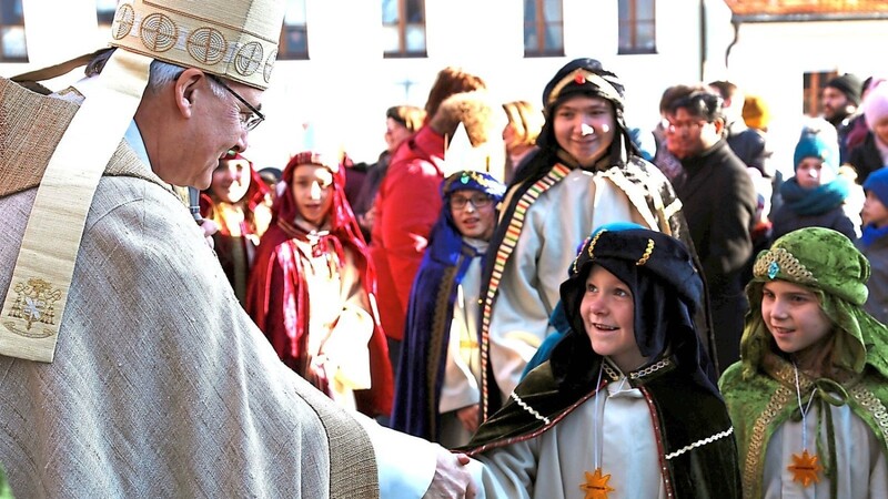 Bischof Rudolf Voderholzer wird am 30. Dezember in Regensburg Sternsinger aus ganz Deutschland begrüßen. Anders als auf diesem Archivbild müssen in diesem Jahr Abstände und Maskenpflicht eingehalten werden.