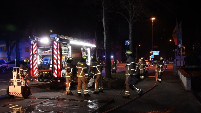 Feueralarm kurz nach Mitternacht in einem Mehrfamilienhaus in der Augsburger Straße in Regensburg. Aktuell kann die Polizei auch eine Brandstiftung nicht ausschließen.
