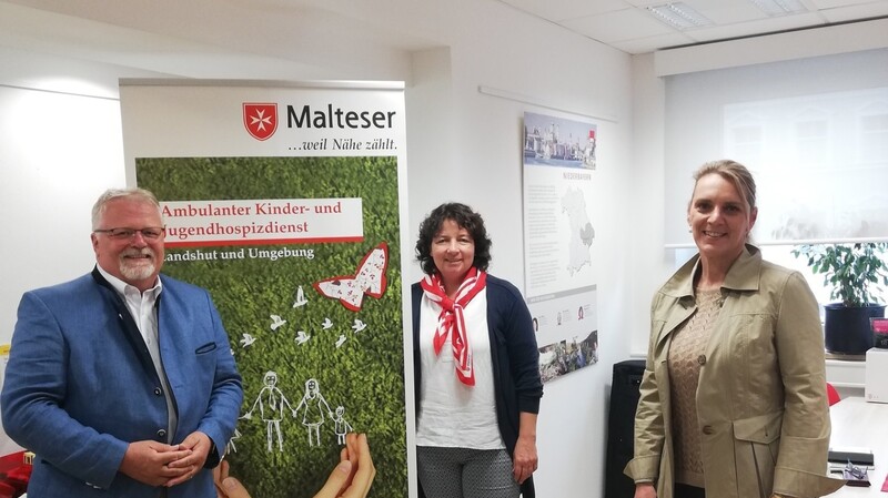 SPD-Landtagsabgeordnete Ruth Müller (Mitte) mit Malteser-Stadtbeauftragten Richard Eder und Stellvertreterin Patricia Steinberger.