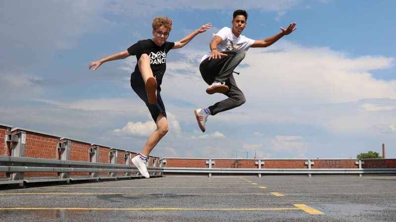 Jump! Georg (links) und Barthi sind sich einig: Langweilige Grundschritte beim Hip-Hop gehen gar nicht.