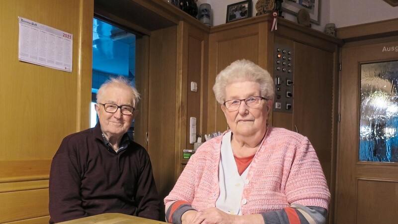 Rosa Geier und ihr Mann Karl am Stammtisch des familiengeführten Wirtshauses, wo sie beide noch heute jeden Tag für die Menschen und die Vereine in der Stadt da sind.
